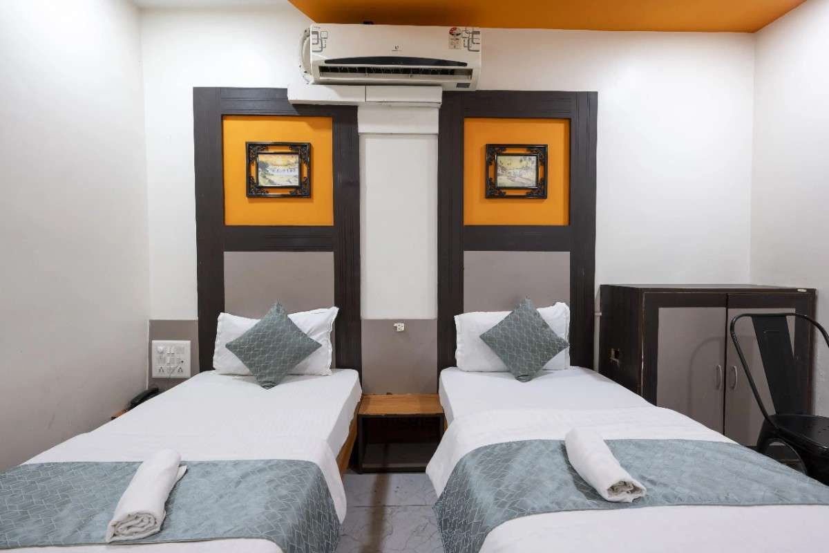 Hotel Mukund Inn S.G HIGHWAY 7