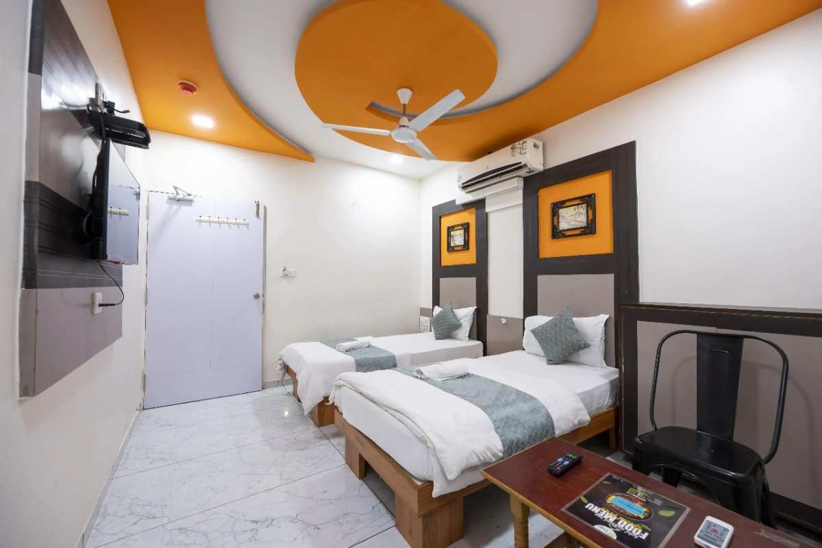 Hotel Mukund Inn S.G HIGHWAY 8
