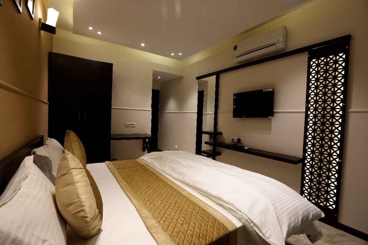 Hotel Maple Inn Ashram road 8