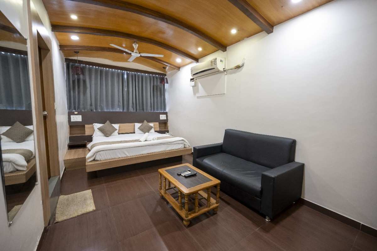 Hotel Mukund Inn S.G HIGHWAY 10