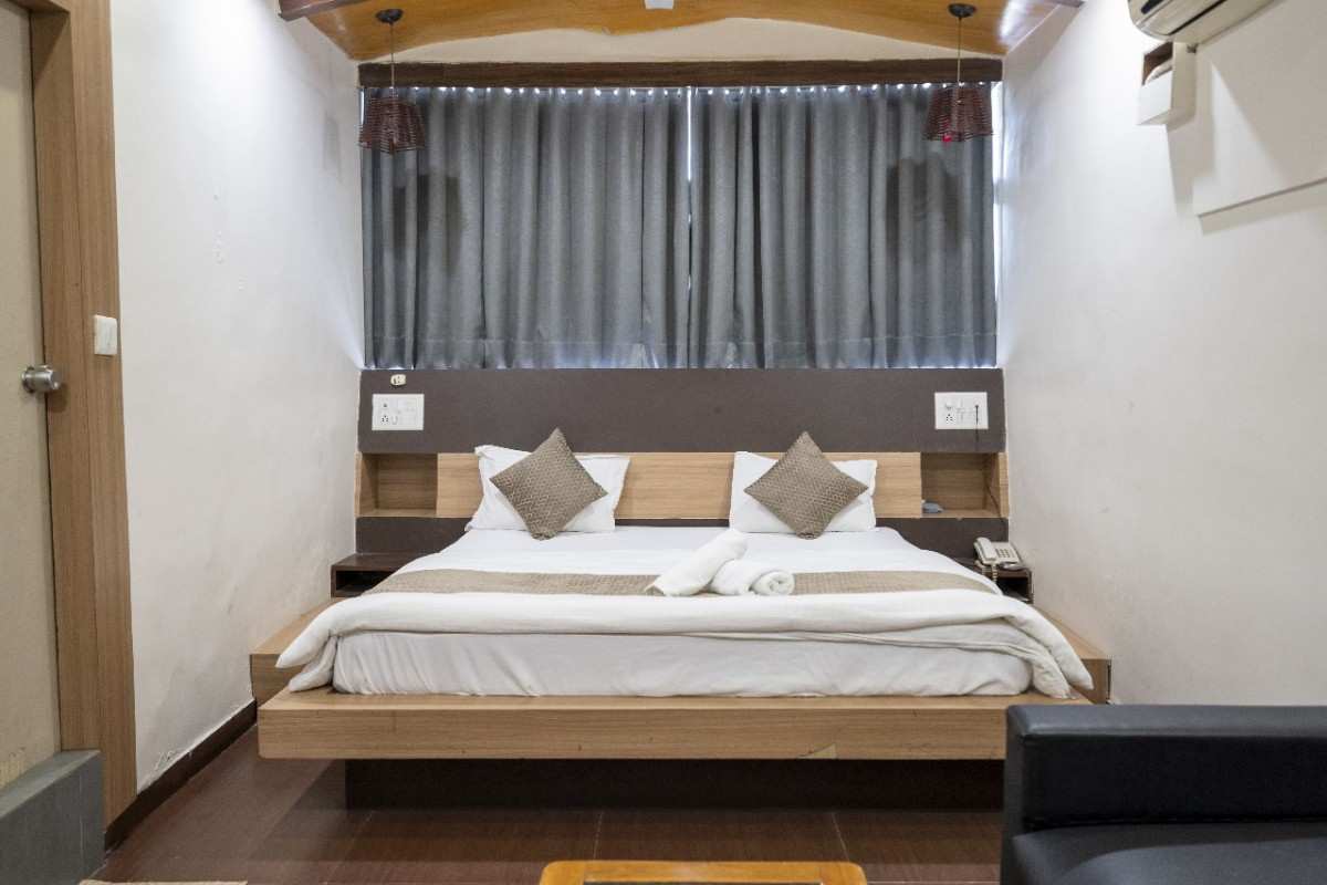 Hotel Mukund Inn S.G HIGHWAY 11